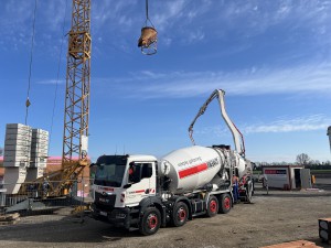 Beton für die Betonplatte wird angeliefert - für die spätere Ausstellungsfläche
