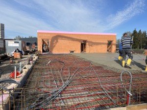 Die Betonplatte für die spätere Ausstellungsfläche wird aufgebaut